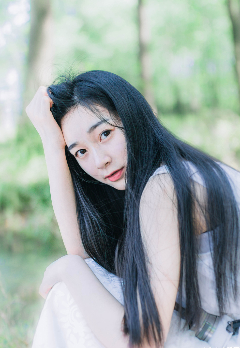 关羽微微退后两步，自有校刀手补上他的位置，将那些胡人挡在外面，要论战阵配合，荆州军或许不如关中兵马训练有素，但比这些西域胡人来说，强了不知道几倍。